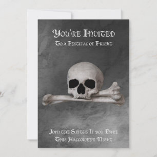 Totenkopf und gekreuzte Knochen auf grauer Hallowe Ankündigung