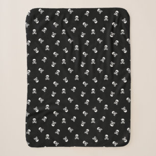Totenkopf und gekreuzte Knochen modernes Halloween Sherpadecke