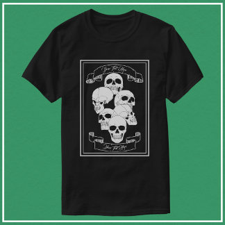 Totenköpfe mit Bannern und Text Herren Schwarz T-Shirt