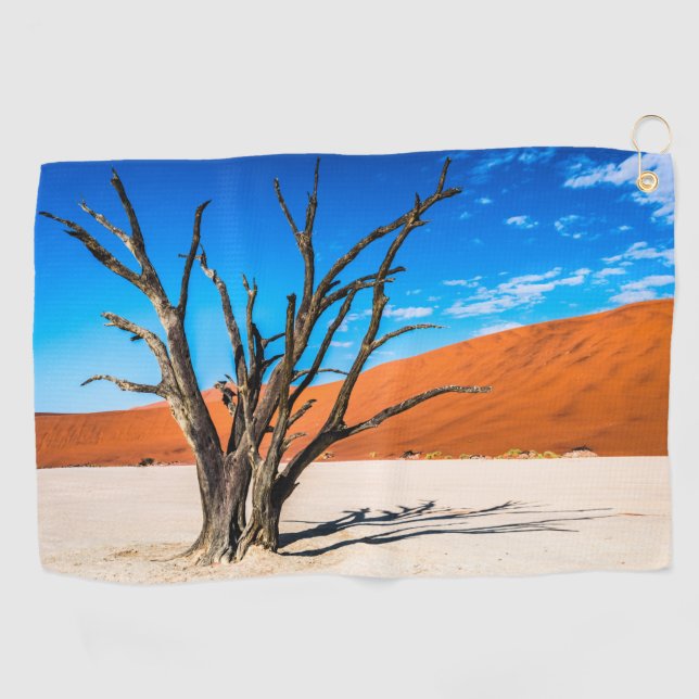 Toter Baum in Deadvlei, Namibia Golfhandtuch (Horizontal)