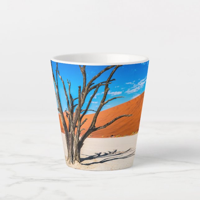 Toter Baum in Deadvlei, Namibia Milchtasse (Vorderseite)