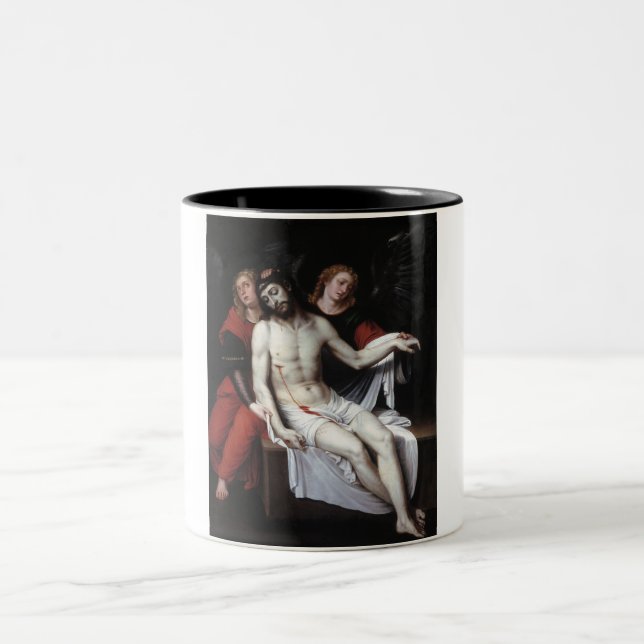 Toter Christus, unterstützt von zwei Engeln (Ribal Zweifarbige Tasse (Mittel)