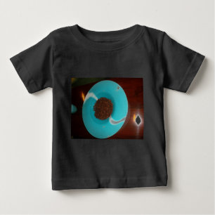 Touch des Meeres: Eine Cyan Bowl of Coffee Baby T-shirt