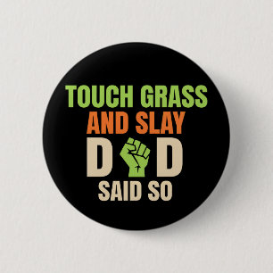 Touch Grass Gamer Slay Zitat mit Dad Humor Knopf Button