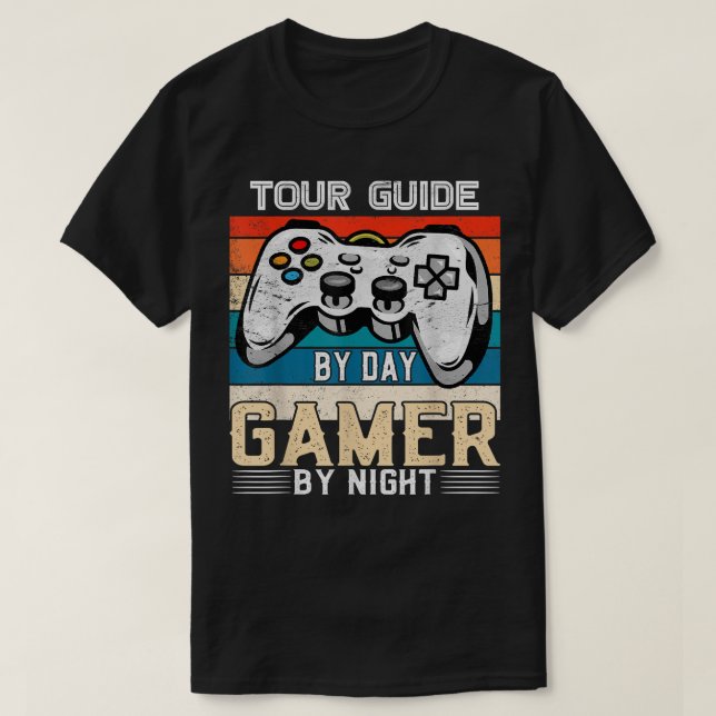 Tour guide by day gamer by night video gaming fans T-Shirt (Design vorne)