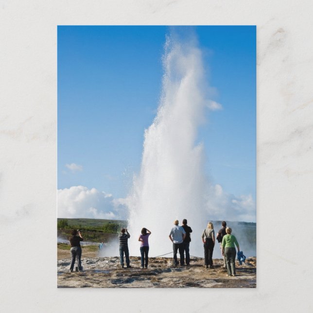 Tourist beobachten Strokkur Postkarte (Vorderseite)