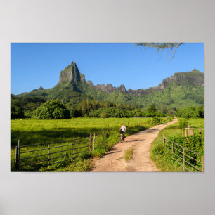 Tourist, der auf tropisches Moorea Plakat radfährt