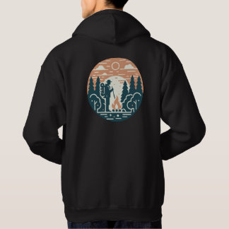 Tourist in der Nähe eines Feuers im Wald Hoodie
