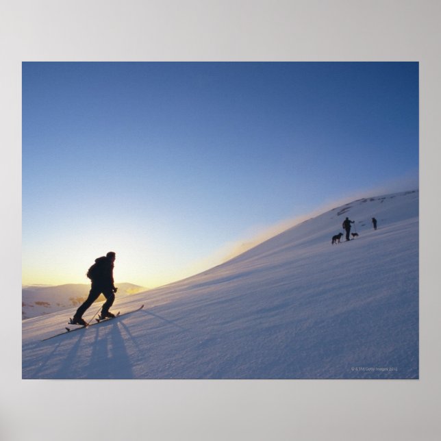 Touristen auf dem Berg Poster (Vorne)