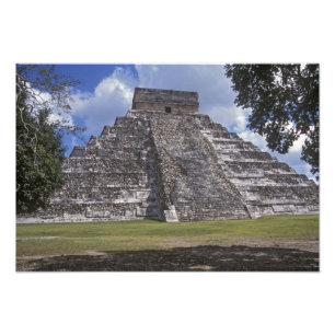 Touristen gehen an einer nicht restaurierten Seite Fotodruck