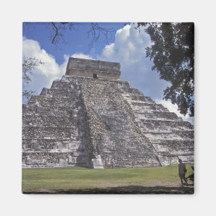 Touristen gehen an einer nicht restaurierten Seite Magnet