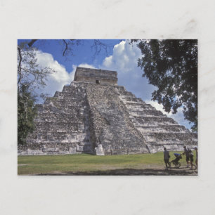 Touristen gehen an einer nicht restaurierten Seite Postkarte