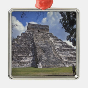 Touristen gehen an einer nicht restaurierten Seite Silbernes Ornament