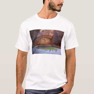 Touristen in Cathedral Gorge, Bungle Bungles T-Shirt