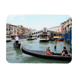 Touristen in der Gondel betrachten Rialto Brücke, Magnet