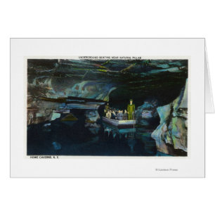 Touristen in der Nähe der natürlichen Säule