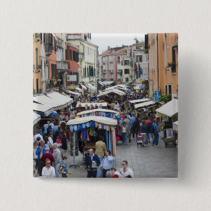 Touristen in einem Straßenmarkt, Venedig, Italien Button