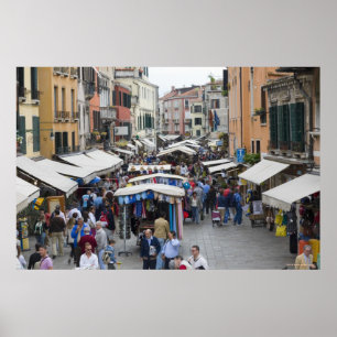 Touristen in einem Straßenmarkt, Venedig, Italien Poster