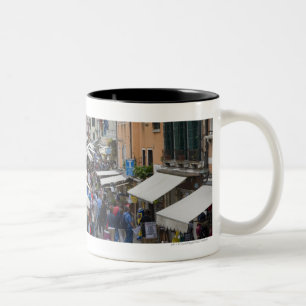 Touristen in einem Straßenmarkt, Venedig, Italien Zweifarbige Tasse