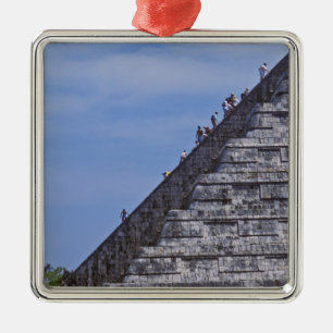 Touristen steigen Treppen auf den Ruinen von El Ornament Aus Metall