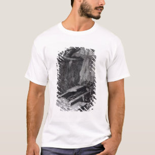 Touristen, welche die Öffnung von einem alten T-Shirt