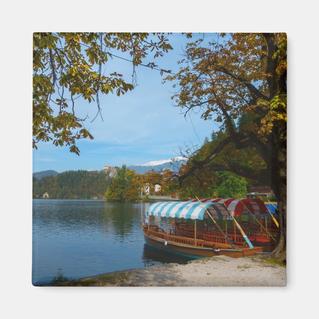 Touristenboote im Bled-See im Herbst Magnet (Vorne)