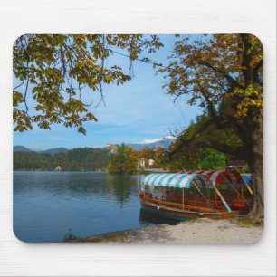 Touristische Boote im See geblutet im Herbst Mousepad