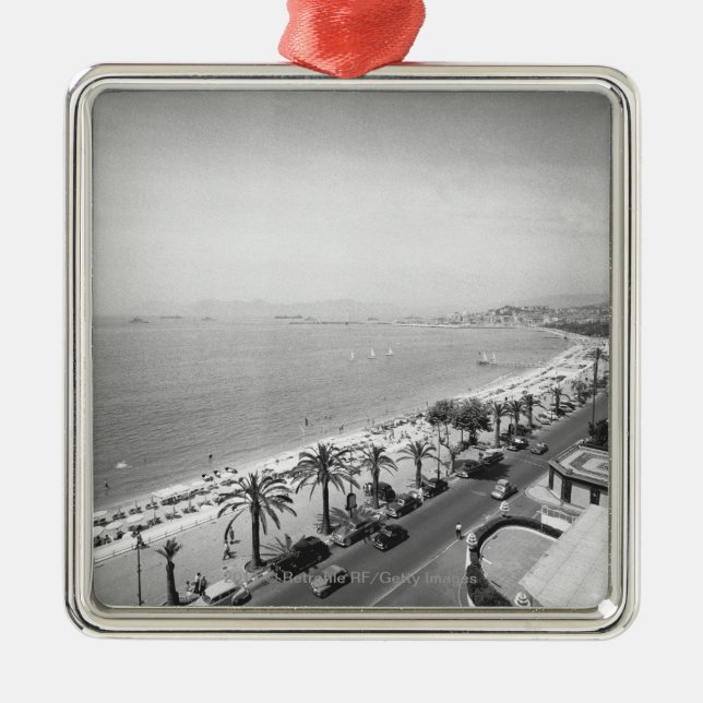 Touristische komplexe Ansicht an der Küste B&W Silbernes Ornament (Vorne)