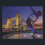 Tower Bridge and Girl with Dolphin at Night Puzzle<br><div class="desc">Dieses Puzzle mit einem Puzzle bietet ein Foto der berühmten Londoner Tower Bridge in der Nacht. Im Vordergrund sieht man die Statue "Girl with Dolphin". Dieses Rätsel wird ein großartiges Geschenk für den Angophilen in deinem Leben sein.</div>