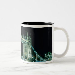 Tower Bridge at Night, London, England Zweifarbige Tasse