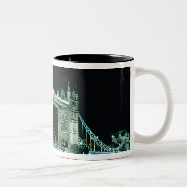 Tower Bridge at Night, London, England Zweifarbige Tasse (Rechts)