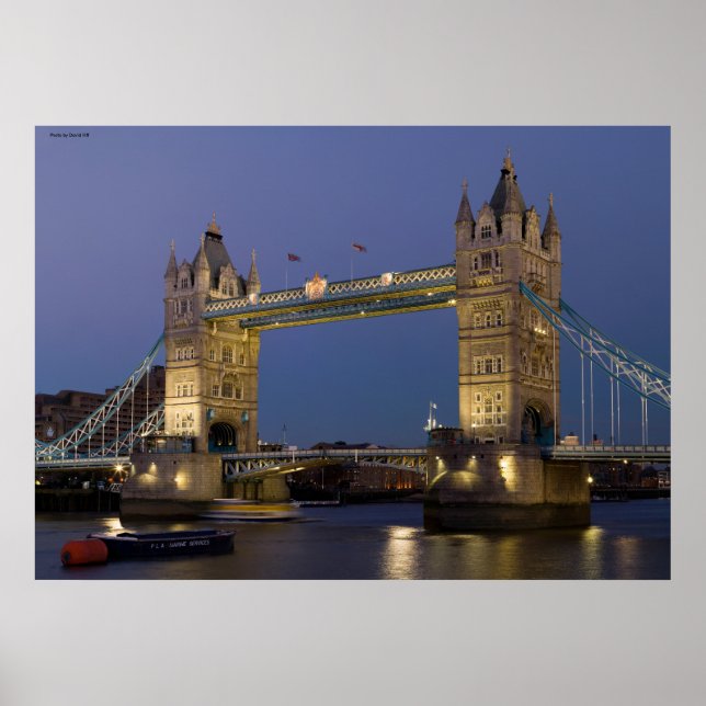 Tower Bridge London England in Dusk Poster (Vorne)