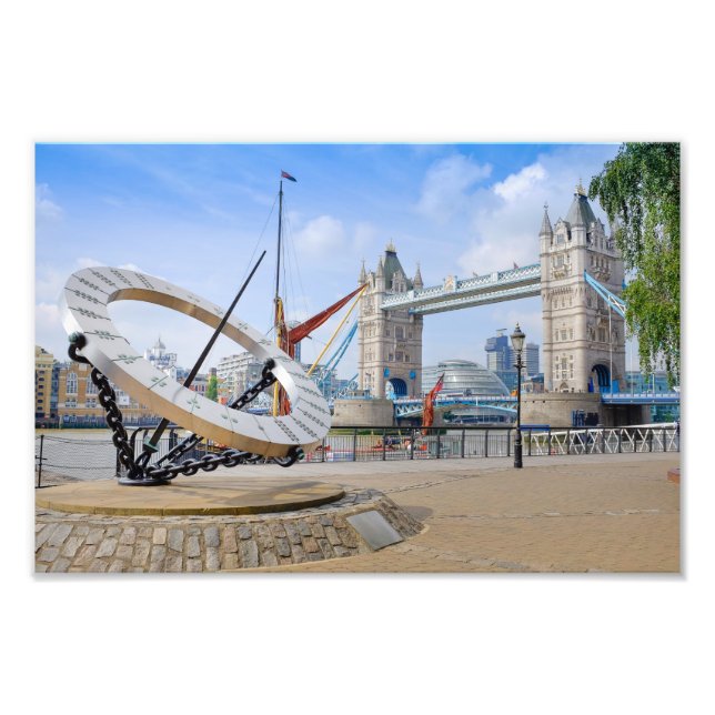 Tower Bridge und Sun Dial, London UK Print Fotodruck (Vorne)