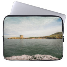 Tower und grüne irische Klippen