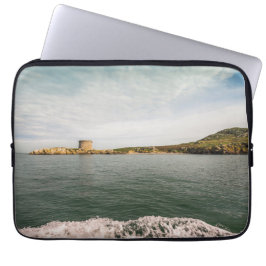 Tower und grüne irische Klippen Laptopschutzhülle