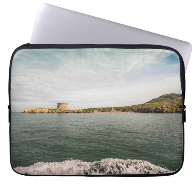 Tower und grüne irische Klippen Laptopschutzhülle (Vorderseite)