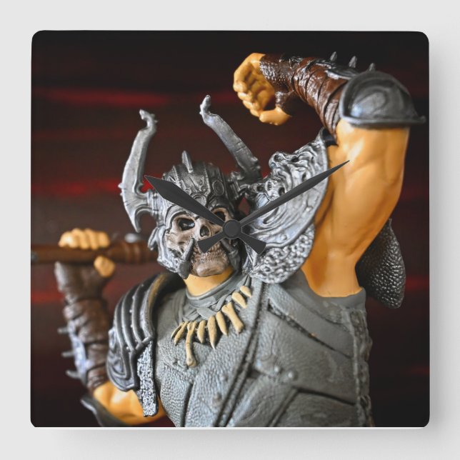 Toy Barbarian entworfen Quadratische Wanduhr (Vorderseite)