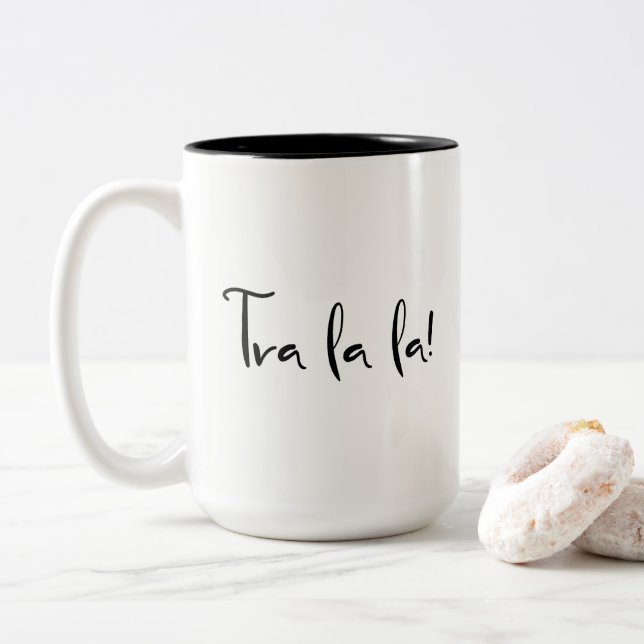 "Tra la la la!" Typografie: Hübscher kalligrafisch Zweifarbige Tasse (Mit Donut)