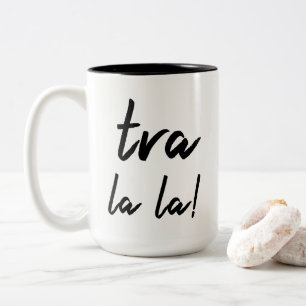 "Tra Lala!" Erklärung: Lässige moderne Typografie Zweifarbige Tasse