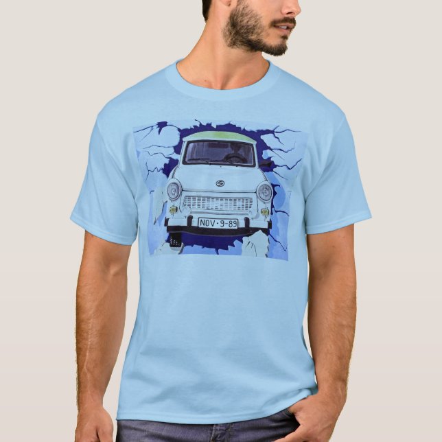 Trabant-Auto, hellblau, Berliner Mauer T-Shirt (Vorderseite)