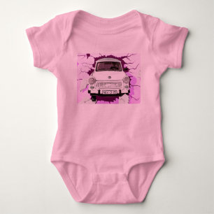 Trabant-Auto und rosa/lila Berliner Mauer Baby Strampler