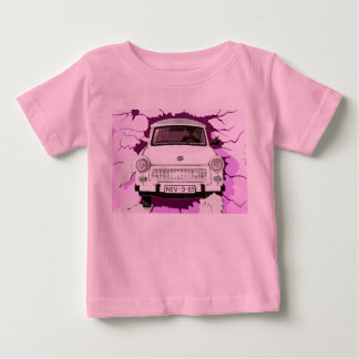 Trabant-Auto und rosa/lila Berliner Mauer Baby T-shirt