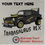 Trabant Car Fotoskulptur Magnet<br><div class="desc">Ein humorvolles, computergeneriertes, schwarzes und goldenes Bild eines maßgeschneiderten ostdeutschen Trabant Automobils. Der Sonderwagen&#39;s Spitzname Trabasaurus rex erscheint in einem geeigneten Schriftart sowohl an der Fahrzeugtür als auch unter dem Bild. Das Fahrzeug ist mit einem Idaho-Nummernschild versehen, das die Buchstaben "TRABI REX" wie es von den mythischen Warschauer Pakt Wonder...</div>