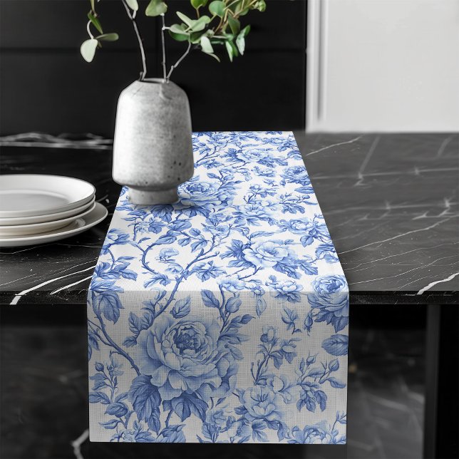 Traditional Blue Toile Roses Floral Table Runner Großer Tischläufer (Traditional Blue Toile Roses Floral Table Runner)