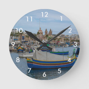 Traditional colorful fishing boats in Malta Runde Wanduhr
