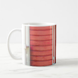 Traditionell rote Holztür und -porchdoor, Kaffeetasse