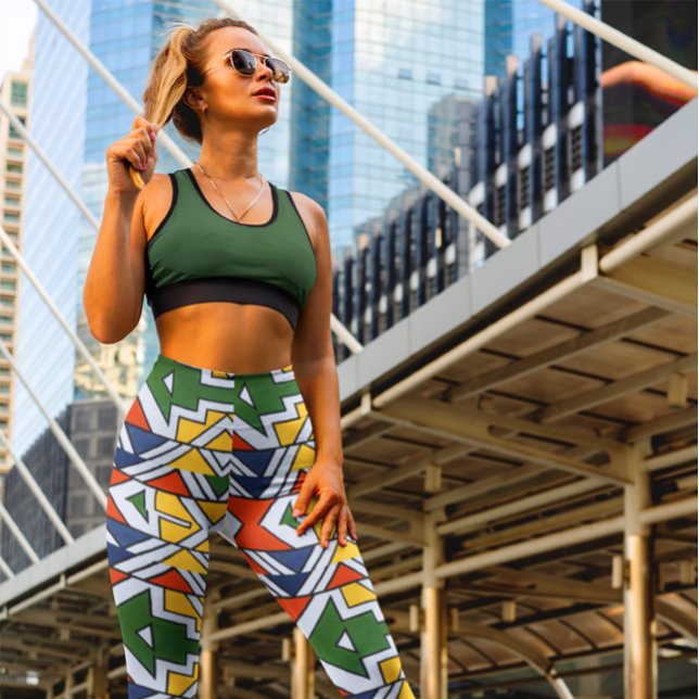 Traditionelle afrikanische Muster Hochzeitstanz Leggings (Traditional African Patterns High Waisted Dance Yoga Leggings mockup of a woman-posing in the city)