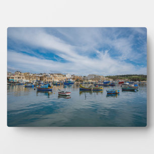 Traditionelle bunte Fischerboote im Hafen Fotoplatte