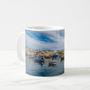 Traditionelle bunte Fischerboote im Hafen Kaffeetasse