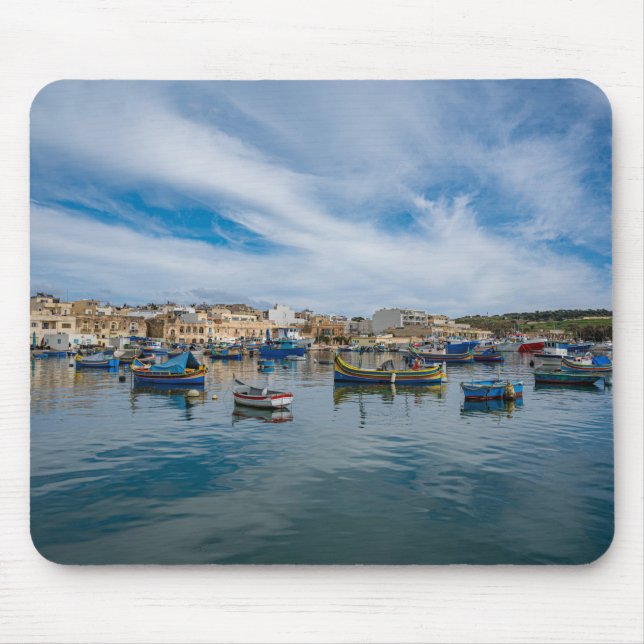 Traditionelle bunte Fischerboote im Hafen Mousepad (Vorne)